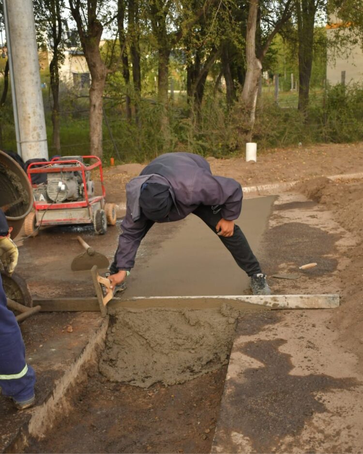 Realizan tareas de bacheo y reparación en arterias de la ciudad