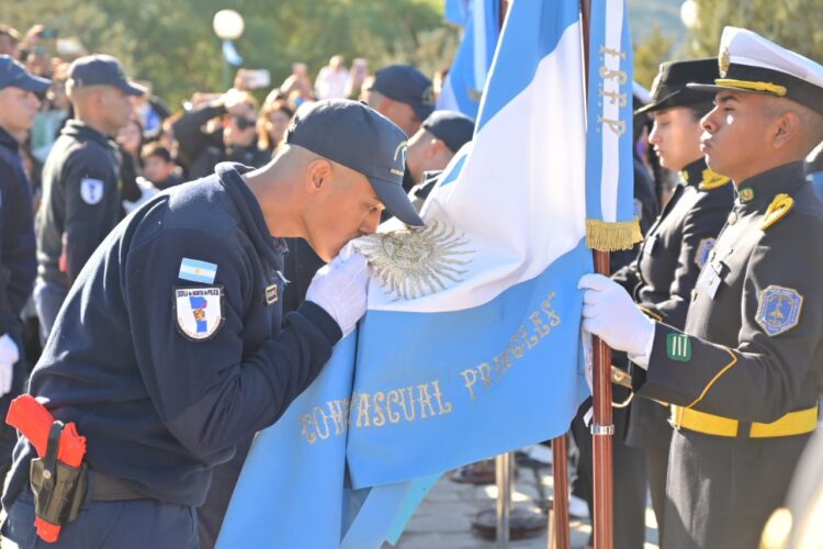Estudiantes aspirantes del ISSP juraron lealtad a la Bandera Argentina