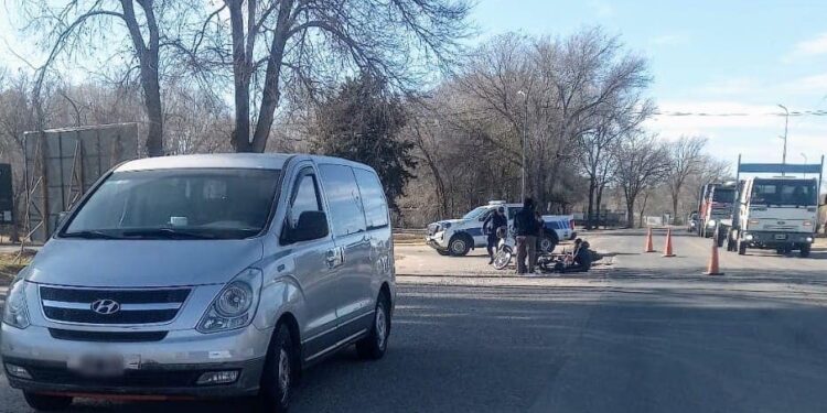 Un hombre resultó lesionado luego del choque entre una moto y un furgón