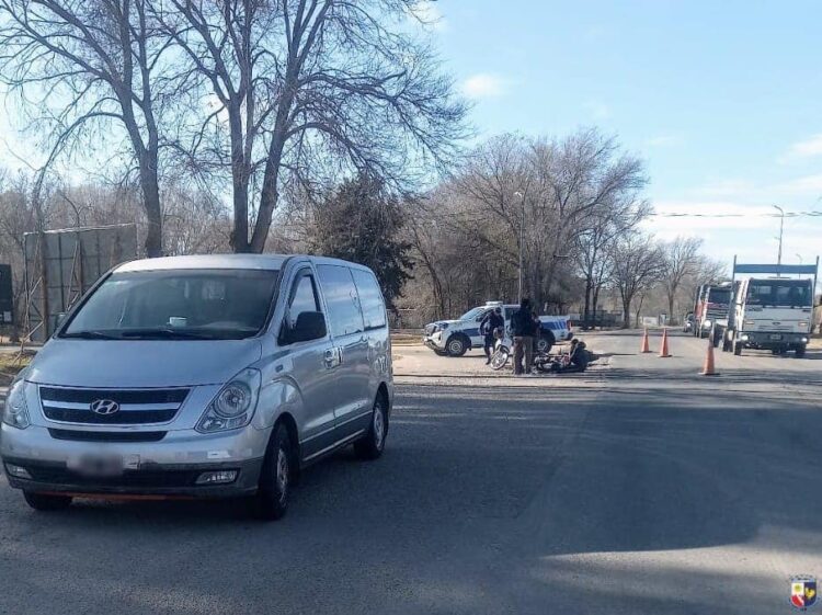 Un hombre resultó lesionado luego del choque entre una moto y un furgón