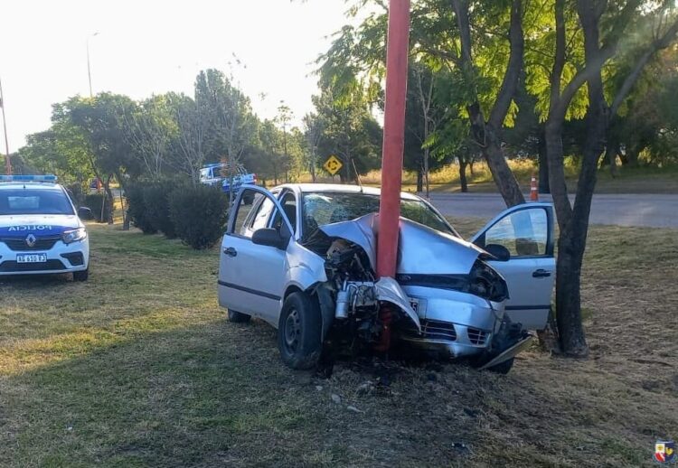 Tres personas, entre ellas un niño de 10 años, resultaron heridas tras un accidente en la avenida Santos Ortiz