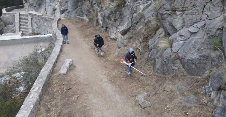 Refuerzan trabajos de mantenimiento en el dique Cruz de Piedra.