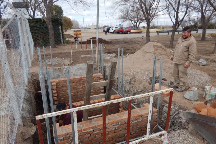 Las cañerías de gas natural ya recorren el barrio Malvinas y avanza la planta reguladora