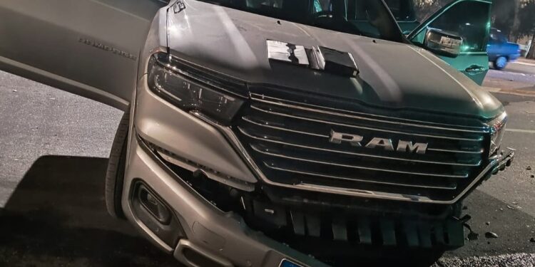 Accidente frente a un supermercado en Juana Koslay, dejó dos heridos.