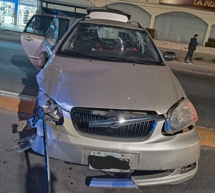 Accidente frente a un supermercado en Juana Koslay, dejó dos heridos.