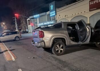 Accidente frente a un supermercado en Juana Koslay, dejó dos heridos.