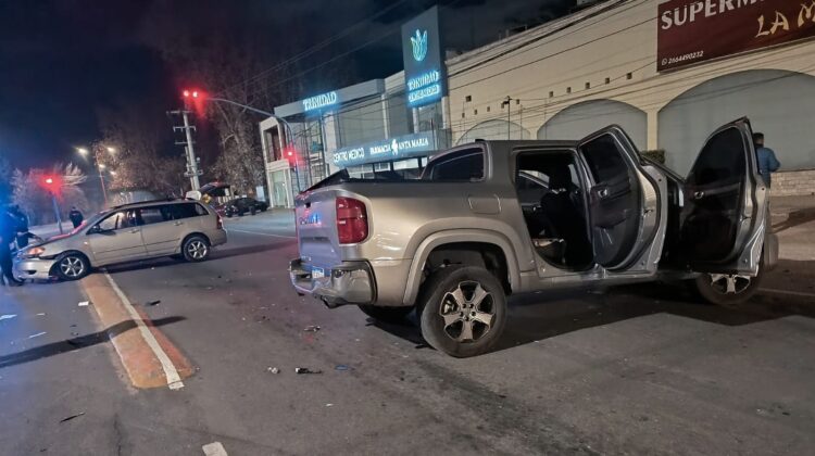 Accidente frente a un supermercado en Juana Koslay, dejó dos heridos.