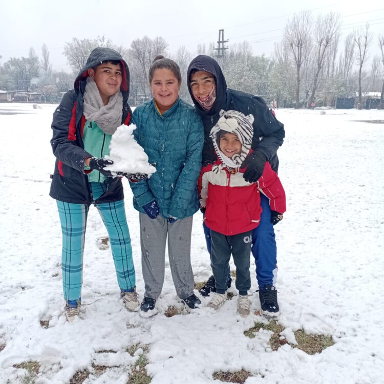 Imágenes que nos comparten de la nieve en su paso por Juana Koslay