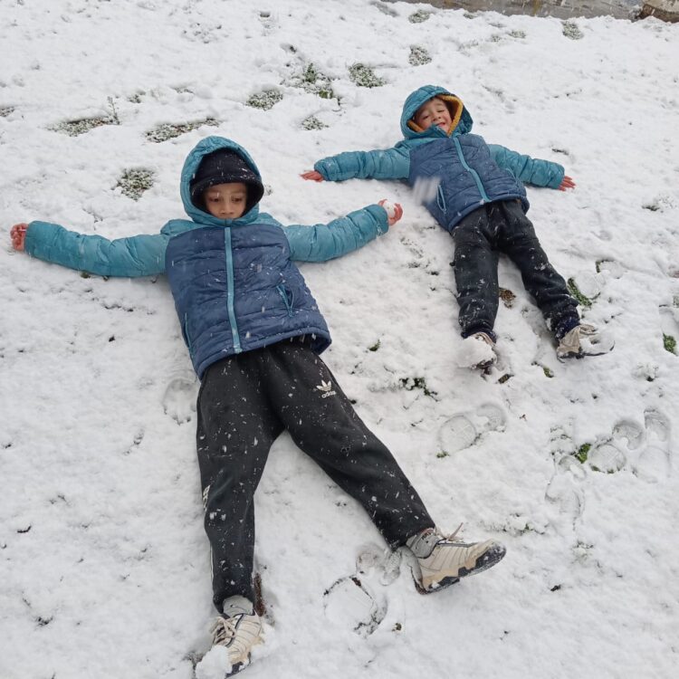 Imágenes que nos comparten de la nieve en su paso por Juana Koslay