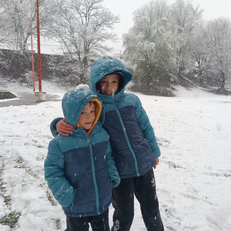 Imágenes que nos comparten de la nieve en su paso por Juana Koslay