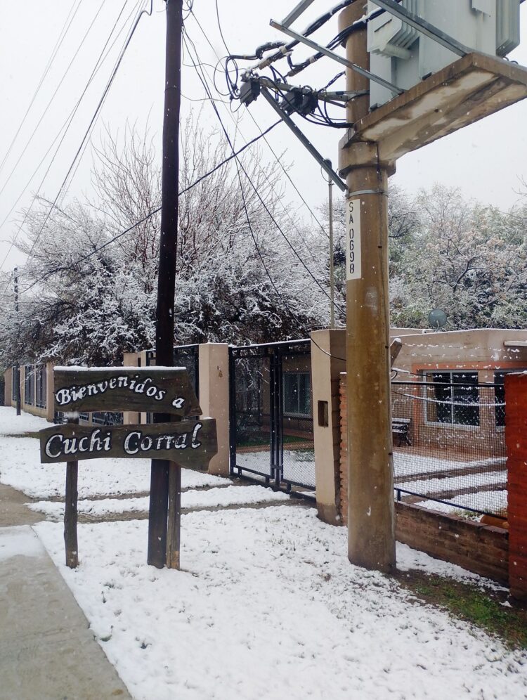 Imágenes que nos comparten de la nieve en su paso por Juana Koslay