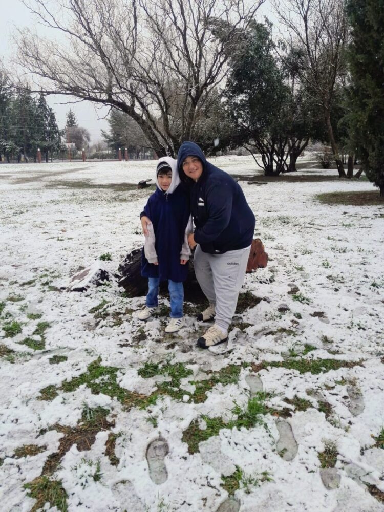 Imágenes que nos comparten de la nieve en su paso por Juana Koslay