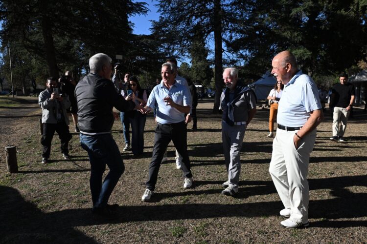 Poggi entregó los trofeos en el Torneo del Gobernador