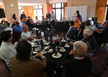 Poggi entregó los trofeos en el Torneo del Gobernador