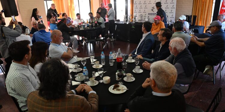 Poggi entregó los trofeos en el Torneo del Gobernador