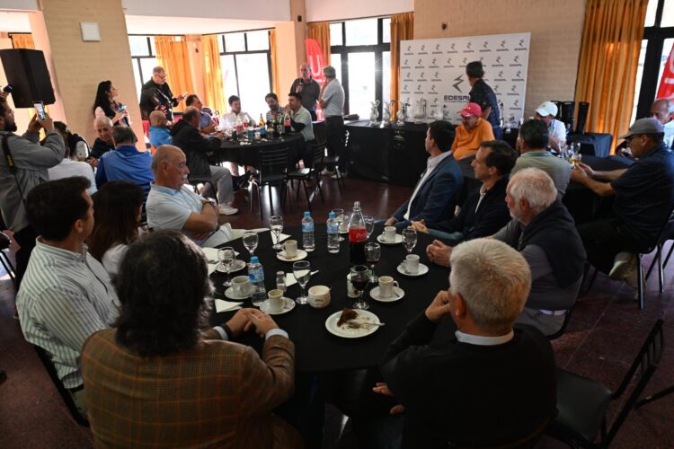 Poggi entregó los trofeos en el Torneo del Gobernador