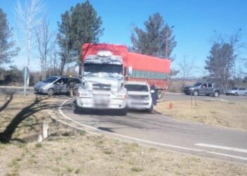 Cuatro personas resultaron lesionadas tras el choque entre una camioneta y un camión en la ruta provincial 9