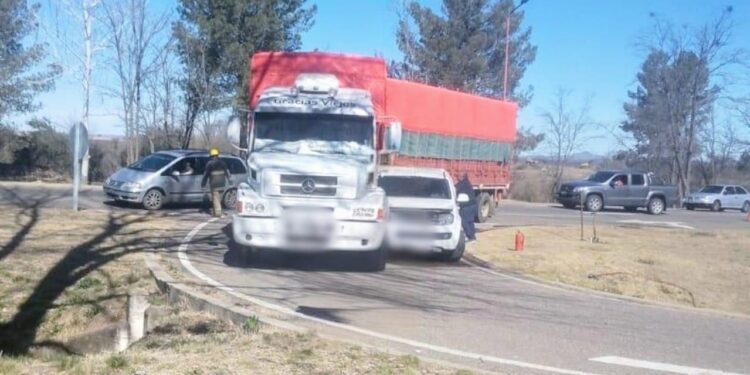 Cuatro personas resultaron lesionadas tras el choque entre una camioneta y un camión en la ruta provincial 9