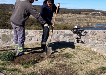 San Luis Agua realizó tareas de mantenimiento en el mirador del dique Cruz de Piedra