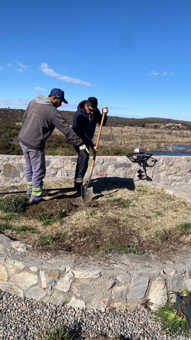 San Luis Agua realizó tareas de mantenimiento en el mirador del dique Cruz de Piedra