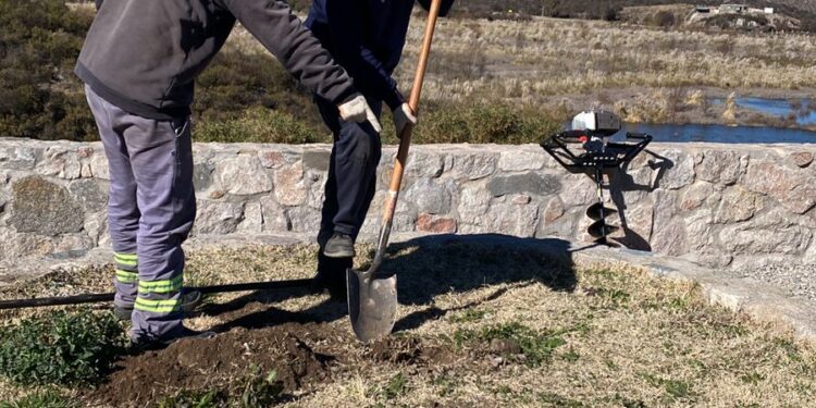 San Luis Agua realizó tareas de mantenimiento en el mirador del dique Cruz de Piedra