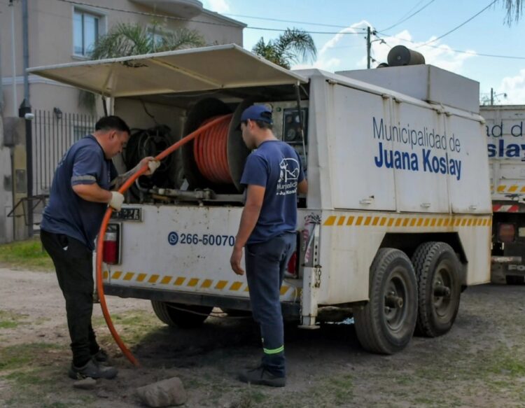 El municipio lleva tareas permanentes de desobstrucción de la red cloacal.