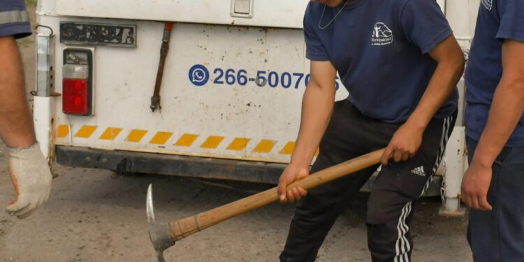 El municipio lleva tareas permanentes de desobstrucción de la red cloacal.