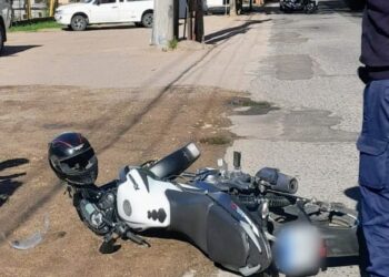 Una mujer sufrió lesiones luego del choque entre una moto y un auto; el conductor del otro vehículo se dio a la fuga