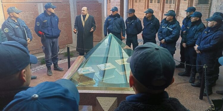 El historiador Martín Baca comparte charlas formativas para cadetes del ISSP