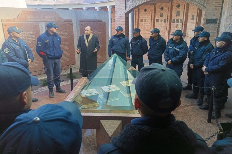 El historiador Martín Baca comparte charlas formativas para cadetes del ISSP