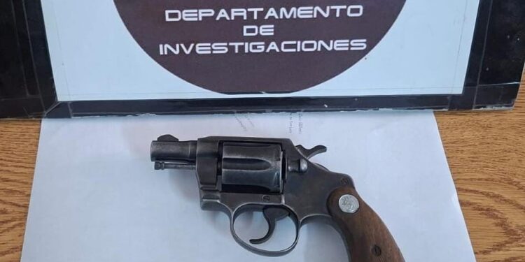 La Policía secuestró un arma de fuego que era ofrecida a la venta por WhatsApp