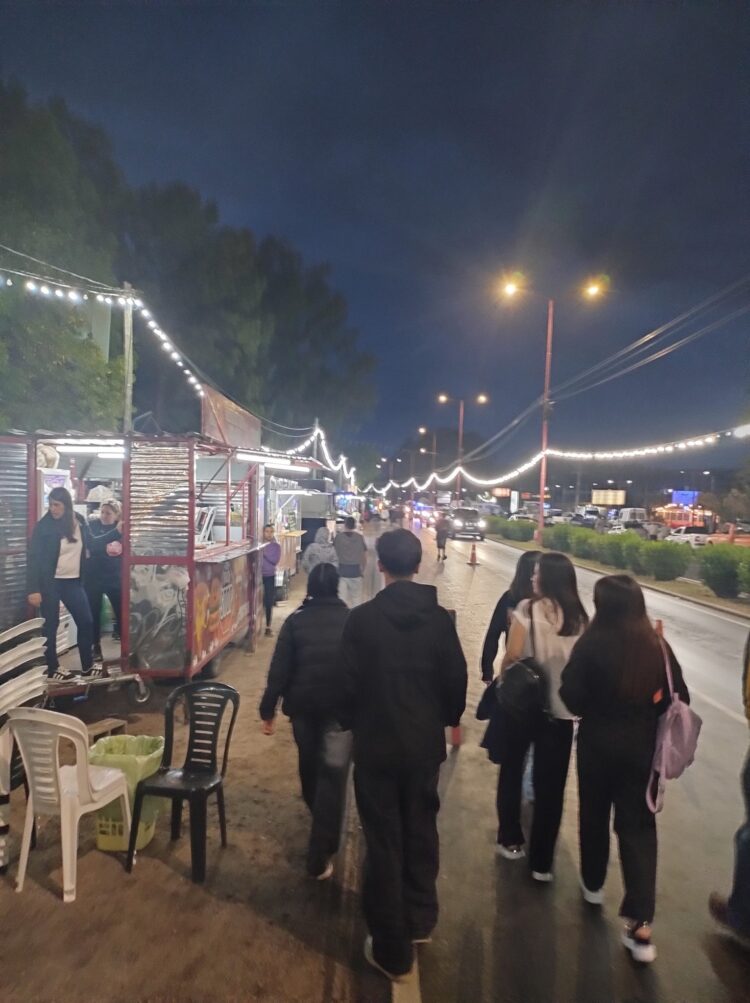 Arrancó el evento del El Árbol de tus sueños, con lluvia de por medio