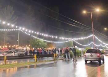 Arrancó el evento del El Árbol de tus sueños, con lluvia de por medio