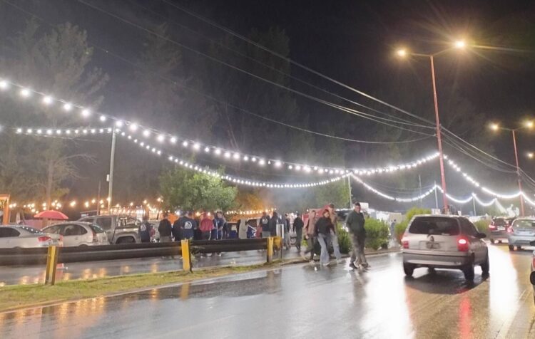 Arrancó el evento del El Árbol de tus sueños, con lluvia de por medio