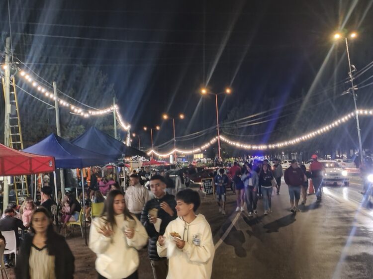 Arrancó el evento del El Árbol de tus sueños, con lluvia de por medio