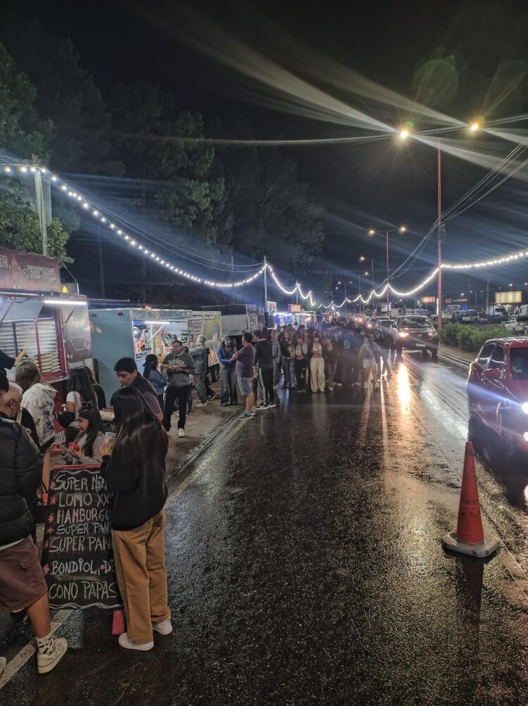Arrancó el evento del El Árbol de tus sueños, con lluvia de por medio