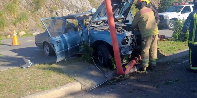 Dos personas resultaron heridas tras un accidente automovilístico en la Autopista Los Puquios