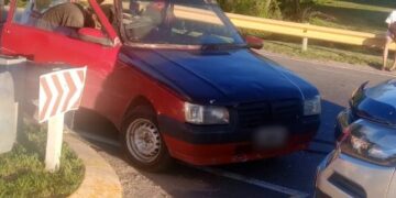 Una camioneta y un auto colisionaron en la Autopista Los Puquios; uno de los conductores dio positivo en el alcotest