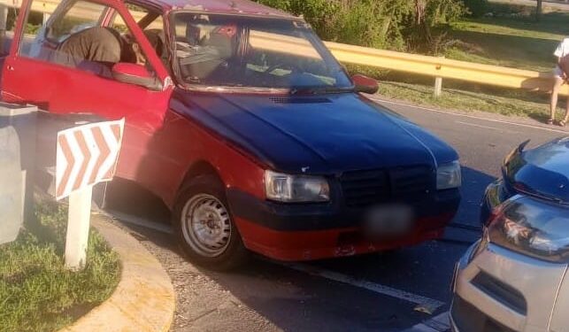 Una camioneta y un auto colisionaron en la Autopista Los Puquios; uno de los conductores dio positivo en el alcotest