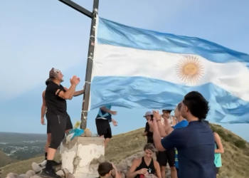 Jóvenes pusieron una bandera argentina nueva en la cima del Cerro de la Cruz