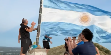 Jóvenes pusieron una bandera argentina nueva en la cima del Cerro de la Cruz