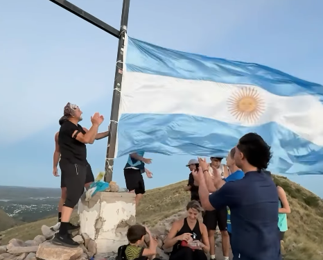 Jóvenes pusieron una bandera argentina nueva en la cima del Cerro de la Cruz