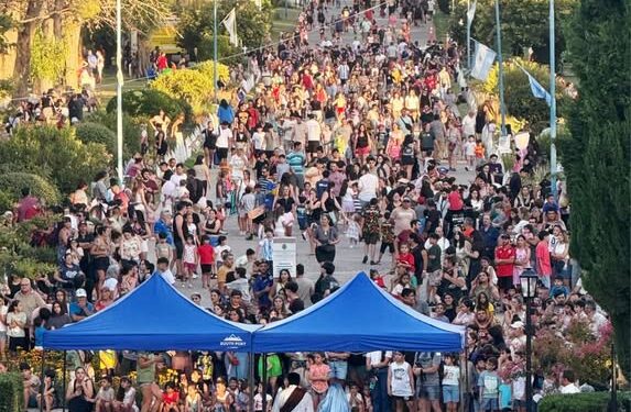 Cientos de niños vivieron la tradicional Bajada de los Reyes Magos en Juana Koslay