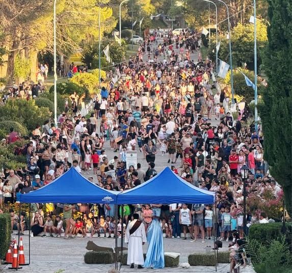 Cientos de niños vivieron la tradicional Bajada de los Reyes Magos en Juana Koslay