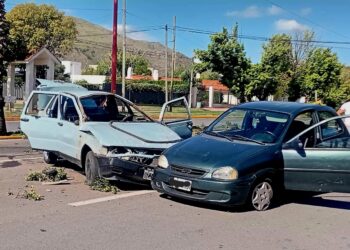 Dos vehículos chocaron en avda del Fundador cerca de la EDIRO
