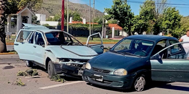 Dos vehículos chocaron en avda del Fundador cerca de la EDIRO