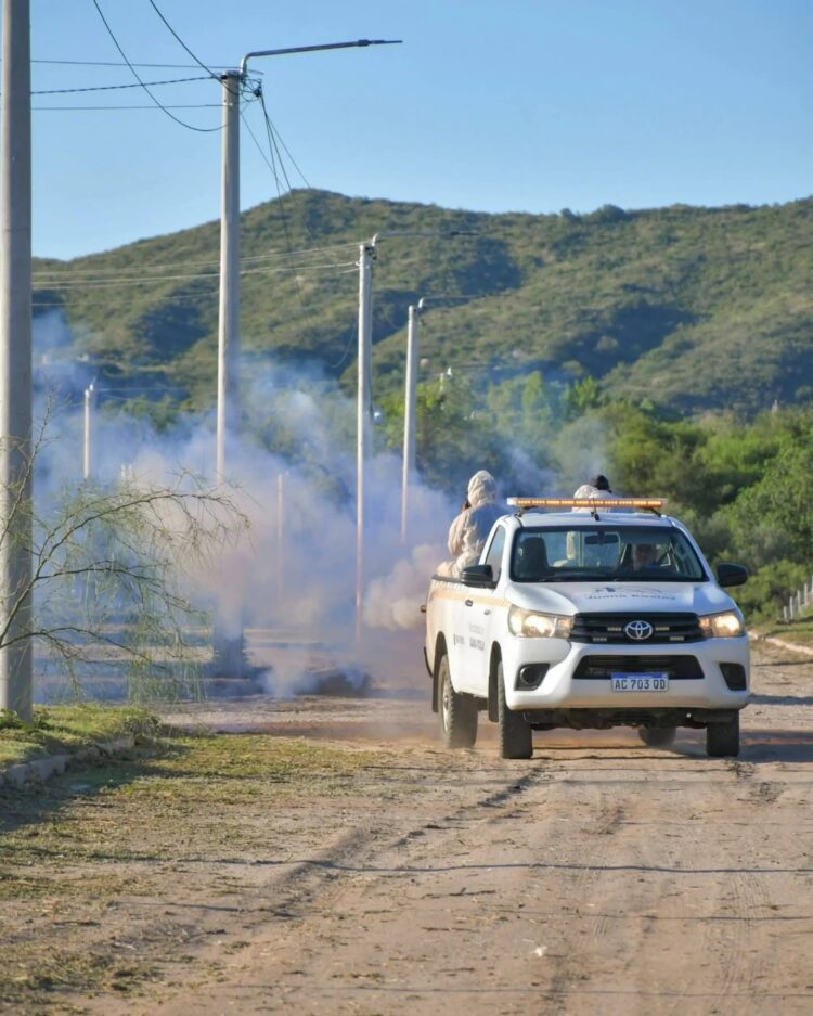 Juana Koslay, realiza el operativo de fumigación