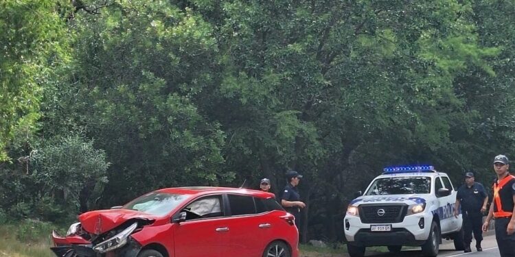 Un auto despistó y chocó en el acceso a Potrero de los Funes
