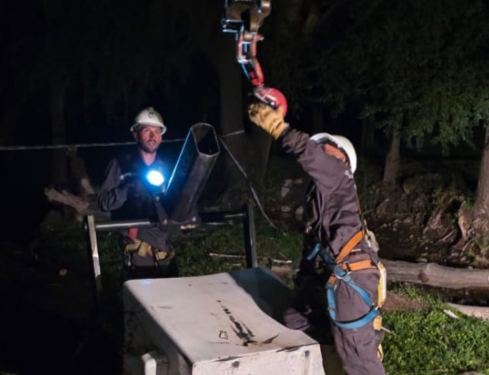 Situación actual (22.50 hs) del corte de luz por caída de un árbol de gran porte sobre tendido eléctrico