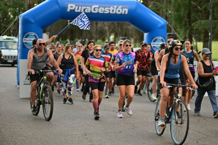 Gran convocatoria en Juana Koslay: más de 400 personas dijeron presente en la Bicicleteada + Running